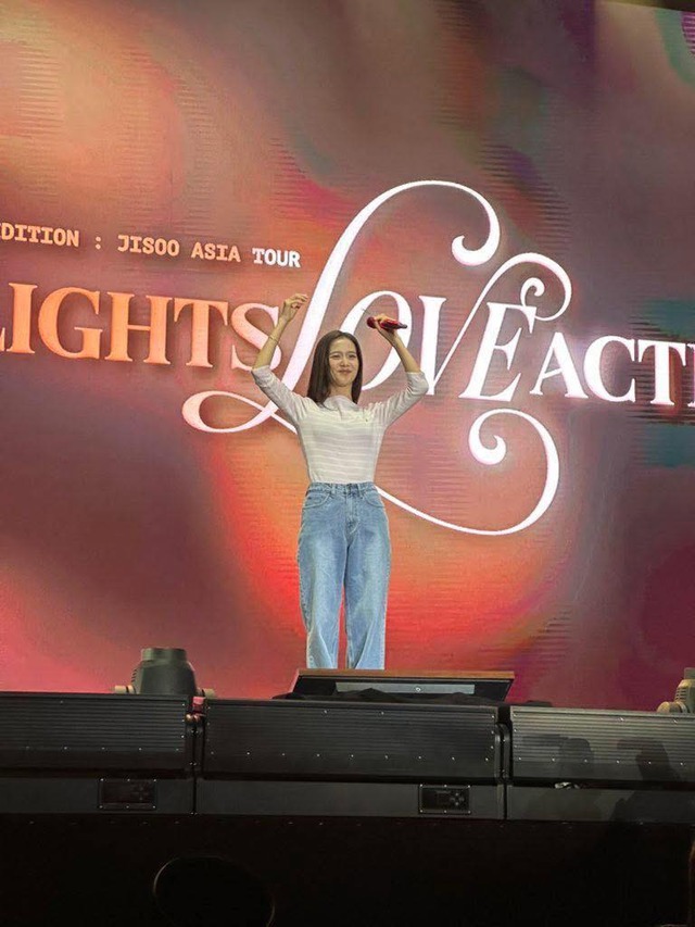 Jisoo (BlackPink) trở lại Hà Nội, ‘đốn tim’ người hâm mộ với nhan sắc rạng rỡ - Ảnh 3.