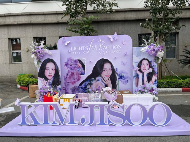 Jisoo (BlackPink) trở lại Hà Nội, ‘đốn tim’ người hâm mộ với nhan sắc rạng rỡ - Ảnh 5.