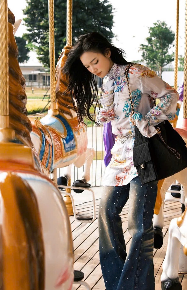 Phối đồ ngày hè thêm cuốn hút với họa tiết hoa lá nổi bật- Ảnh 2.