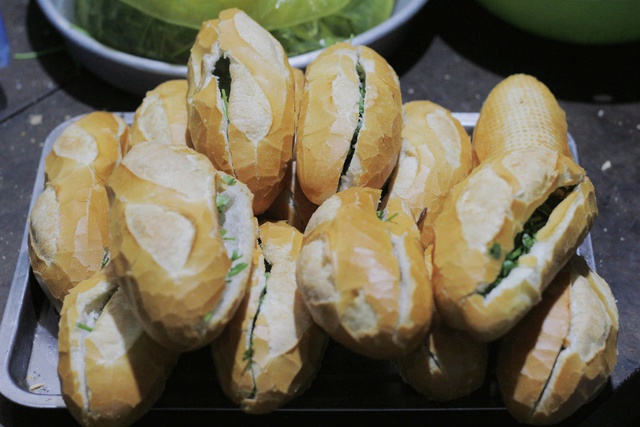 TP.HCM nghĩa tình: Duyên lành vợ chồng 'đũa lệch' tặng bánh mì chay 0 đồng- Ảnh 5.