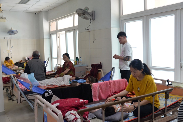 Hàng trăm trẻ em Quảng Ngãi mắc bệnh sởi  - Ảnh 1.