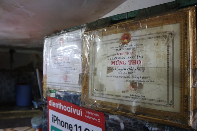 Điều lạ lùng của cụ bà sống 30 năm trong 'hộp ngủ' ở TP.HCM- Ảnh 3.