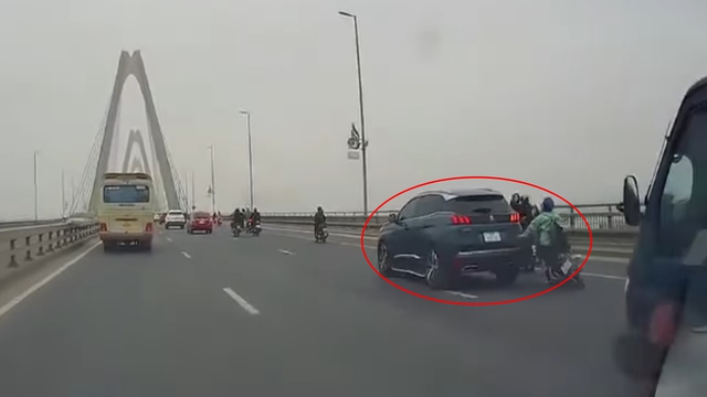 Tài xế cố tình lái ô tô tạt đầu, chèn ngã xe máy: Đề nghị phạt nghiêm - Ảnh 1.