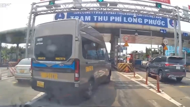 Phẫn nộ xe khách tạt đầu ô tô con, 'giành đường' vào trạm thu phí - Ảnh 1.