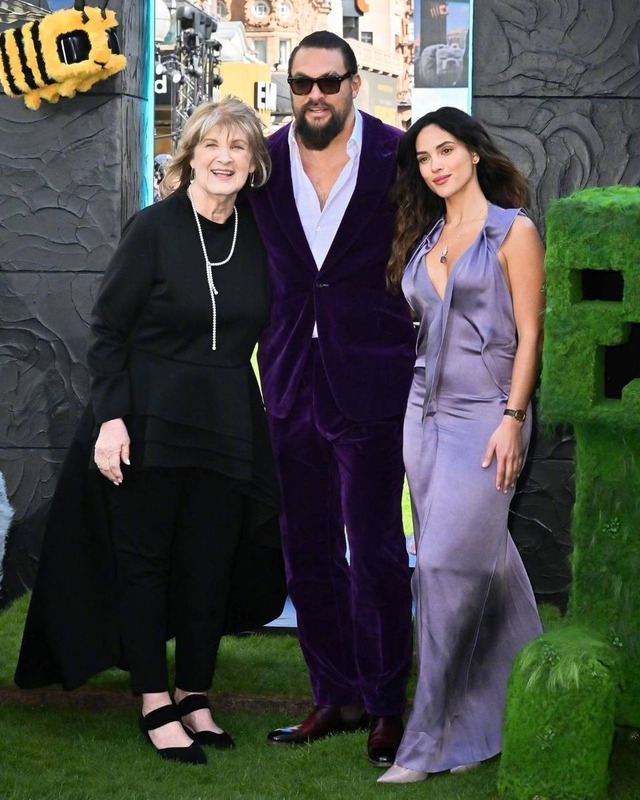'Aquaman' Jason Momoa phong độ khi sánh đôi cùng mẹ và bạn gái tại thảm đỏ - Ảnh 2.
