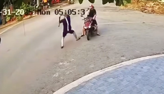 Bình Dương: Xác minh vụ người đàn ông chạy ô tô lấn làn, cầm gậy đánh người- Ảnh 2. Bình Dương: Xác minh vụ người đàn ông chạy ô tô lấn làn, cầm gậy đánh người- Ảnh 2.