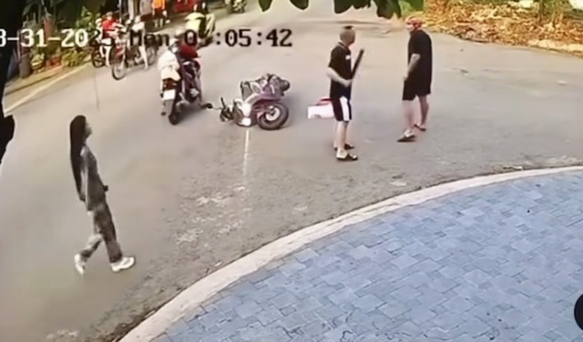Bình Dương: Xác minh vụ người đàn ông chạy ô tô lấn làn, cầm gậy đánh người- Ảnh 3. Bình Dương: Xác minh vụ người đàn ông chạy ô tô lấn làn, cầm gậy đánh người- Ảnh 3.