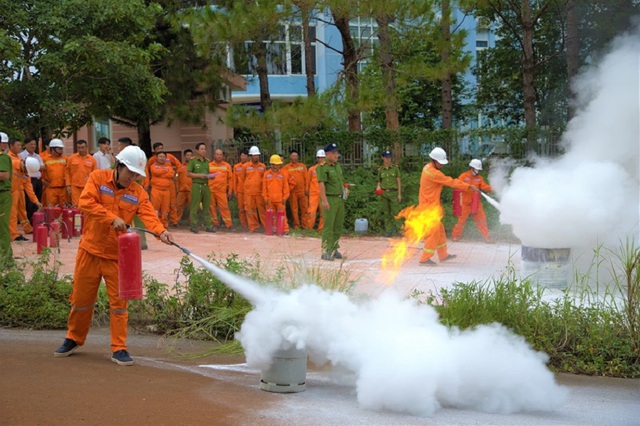 PC Đắk Nông tăng cường phòng, chống cháy nổ trong sử dụng điện mùa nắng nóng- Ảnh 3.