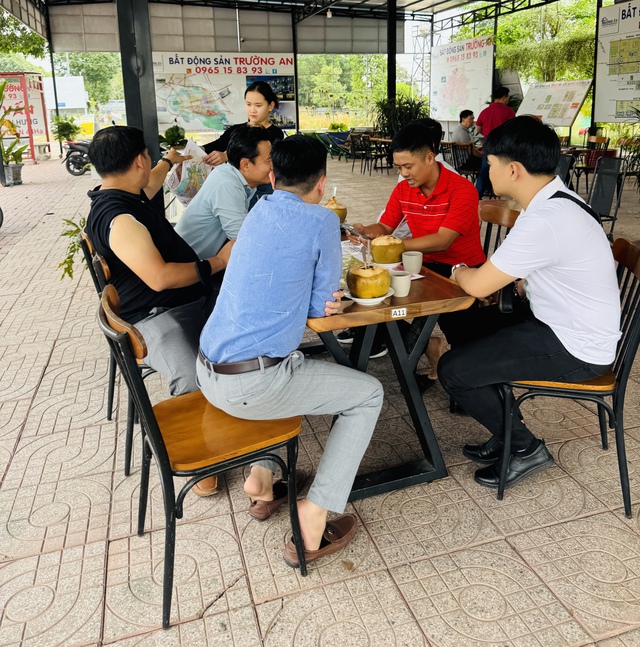 Nhà đầu tư tỏa đi khắp nơi 'săn' nhà đất- Ảnh 1. Nhà đầu tư tỏa đi khắp nơi 'săn' nhà đất- Ảnh 1.