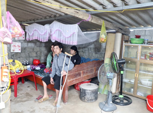 Cuộc sống khốn khó của 3 mẹ con mắc phải bệnh khó chữa  - Ảnh 3.