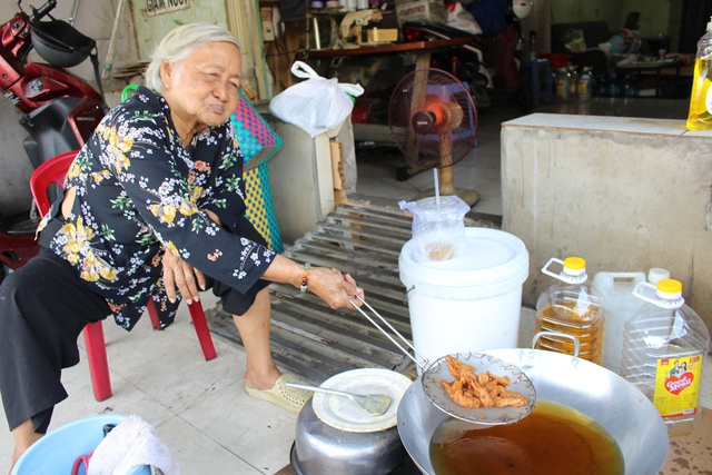 Bạc đầu mưu sinh: Những cụ bà U.80, U.90 khỏe đến lạ, 'đụng gì làm nấy'- Ảnh 2.
