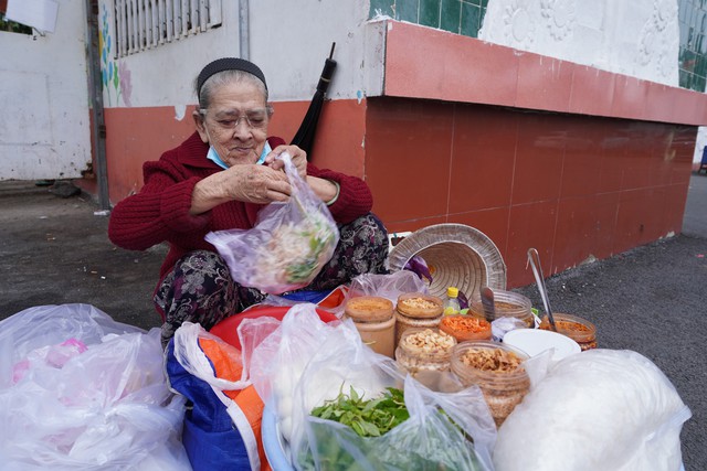Bạc đầu mưu sinh: Những cụ bà U.80, U.90 khỏe đến lạ, 'đụng gì làm nấy'- Ảnh 4.