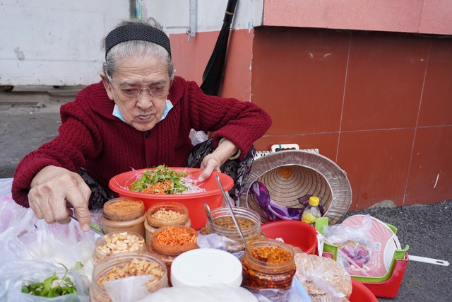 Bạc đầu mưu sinh: Những cụ bà U.80, U.90 khỏe đến lạ, 'đụng gì làm nấy'- Ảnh 3.