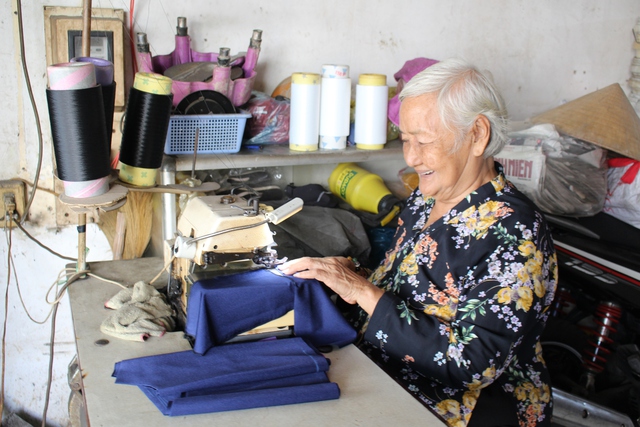 Bạc đầu mưu sinh: Những cụ bà U.80, U.90 khỏe đến lạ, 'đụng gì làm nấy'- Ảnh 1.