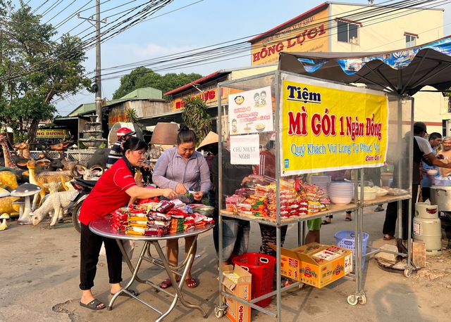 'Buffet mì gói' giá 1.000 đồng: Bà chủ không muốn ai mắc nợ mình- Ảnh 4.