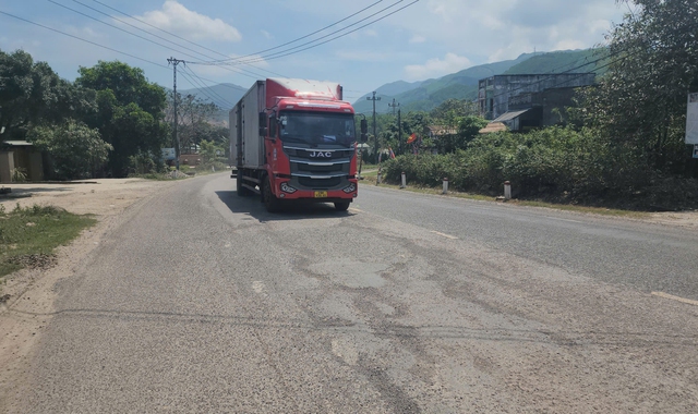 Đường QL1A qua Bình Định bị hư hỏng nghiêm trọng, bụi bay mù mịt - Ảnh 5.