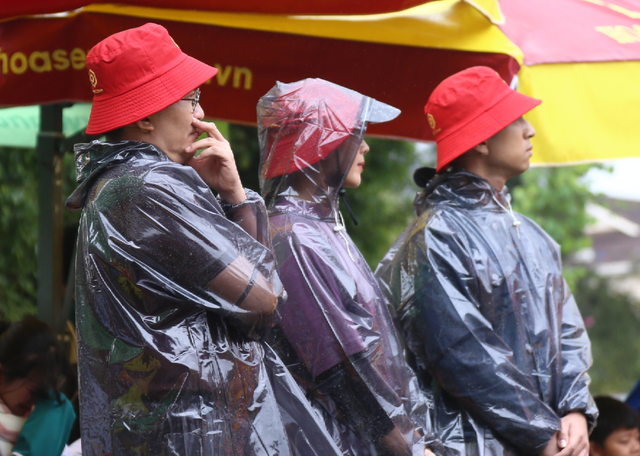 Hồng Diễm kh&oacute;c nghẹn trước c&ocirc; b&eacute; g&aacute;nh v&aacute;c gia đ&igrave;nh khi cha mẹ qua đời - Ảnh 1.