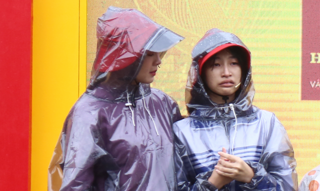 Hồng Diễm kh&oacute;c nghẹn trước c&ocirc; b&eacute; g&aacute;nh v&aacute;c gia đ&igrave;nh khi cha mẹ qua đời - Ảnh 2.