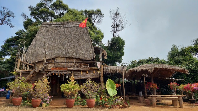 Điểm du lịch trái phép trên đỉnh đèo Măng Đen gây mất an toàn giao thông- Ảnh 4.