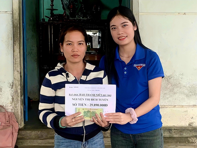Trao tiền bạn đọc giúp đỡ các hoàn cảnh khó khăn ở Phú Yên - Ảnh 1.