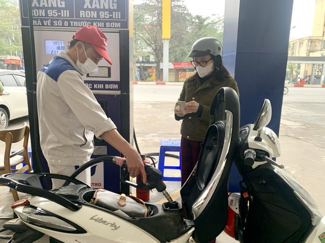 Giá xăng dầu tiếp tục giảm mạnh- Ảnh 1.