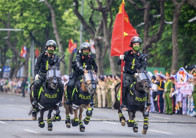 Cảnh sát diễn võ, kỵ binh diễu hành tại khu vực hồ Gươm- Ảnh 1.