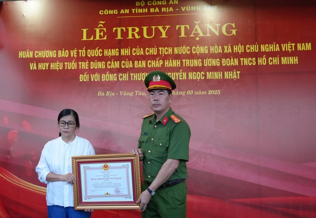 Truy tặng Huân chương bảo vệ Tổ quốc hạng nhì cho chiến sĩ cảnh sát cơ động - Ảnh 1.