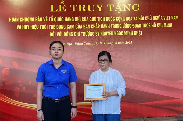 Truy tặng Huân chương bảo vệ Tổ quốc hạng nhì cho chiến sĩ cảnh sát cơ động - Ảnh 2.