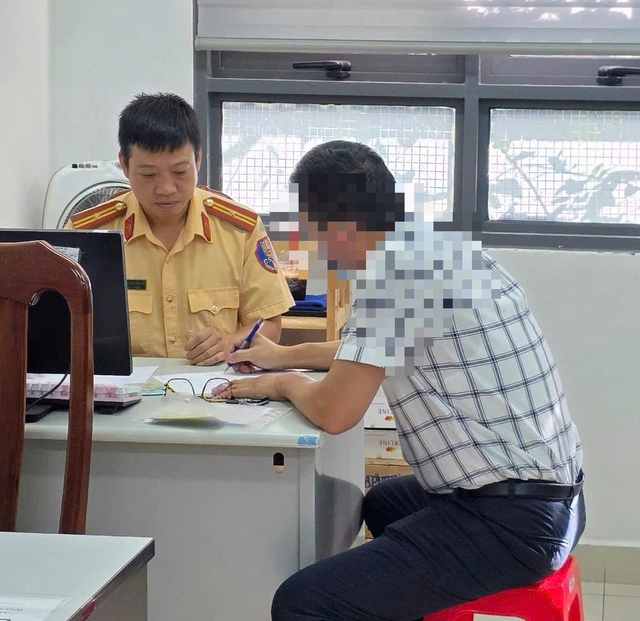 CSGT TP.HCM xử phạt tài xế ô tô lắp đèn tín hiệu xe ưu tiên - Ảnh 1.