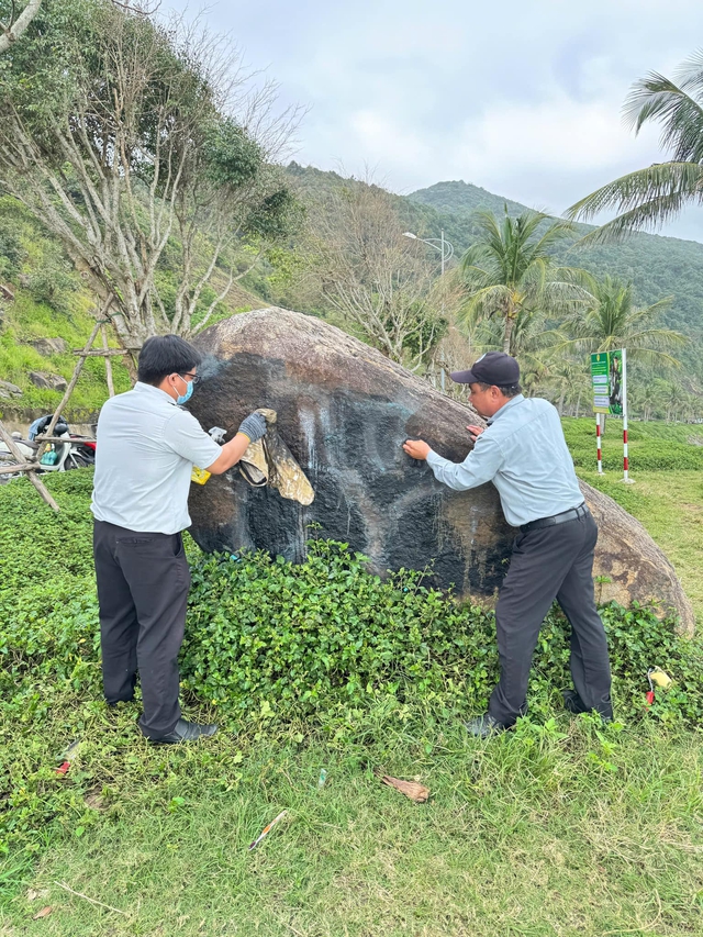 Xử lý nghiêm hành vi vẽ bậy ở biển Đà Nẵng, bán đảo Sơn Trà - Ảnh 1.
