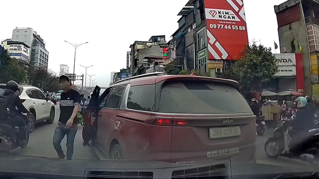 T&agrave;i xế &ocirc; t&ocirc; chặn đầu, chửi bới người kh&aacute;c sau khi chuyển l&agrave;n bất th&agrave;nh - Ảnh 1.