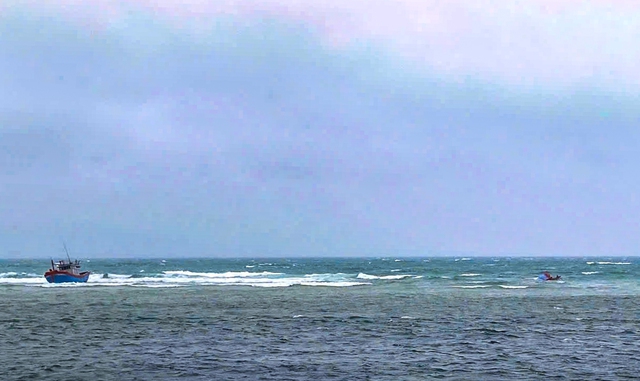 Bỏ hai t&agrave;u c&aacute; mắc cạn bơi v&agrave;o bờ trong đ&ecirc;m, một thuyền trưởng mất t&iacute;ch - Ảnh 2.