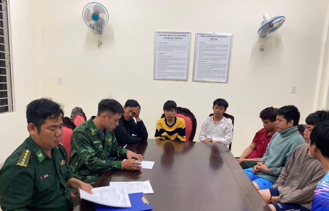 Bỏ hai t&agrave;u c&aacute; mắc cạn bơi v&agrave;o bờ trong đ&ecirc;m, một thuyền trưởng mất t&iacute;ch - Ảnh 1.