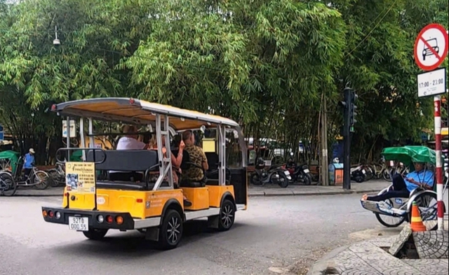 Xe điện du lịch ở Hội An chạy không đúng quy định, gây bức xúc - Ảnh 1.