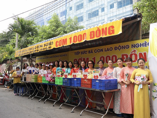 Chuyện tử tế ở TP.HCM: Cơm 1.000 đồng và hoa hồng ngày 8.3

- Ảnh 1.