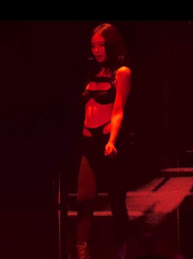 Jennie (BlackPink) g&acirc;y tranh c&atilde;i khi diện đồ nội y l&ecirc;n s&acirc;n khấu - Ảnh 3.