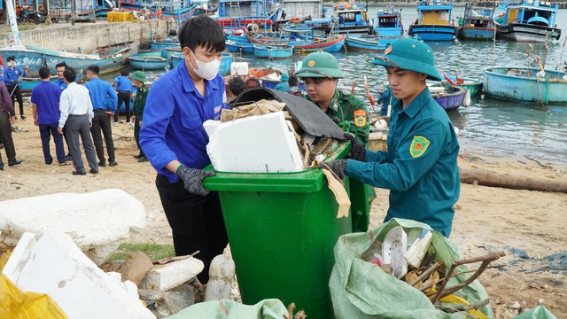 Đoàn viên, thanh niên cùng lực lượng biên phòng làm sạch bãi biển - Ảnh 2.