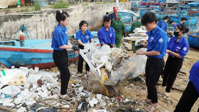 Đoàn viên, thanh niên cùng lực lượng biên phòng làm sạch bãi biển - Ảnh 1.