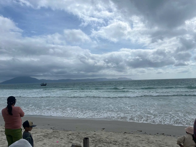 Hơn 100 người t&igrave;m kiếm hai nam sinh mất t&iacute;ch khi tắm biển - Ảnh 1.