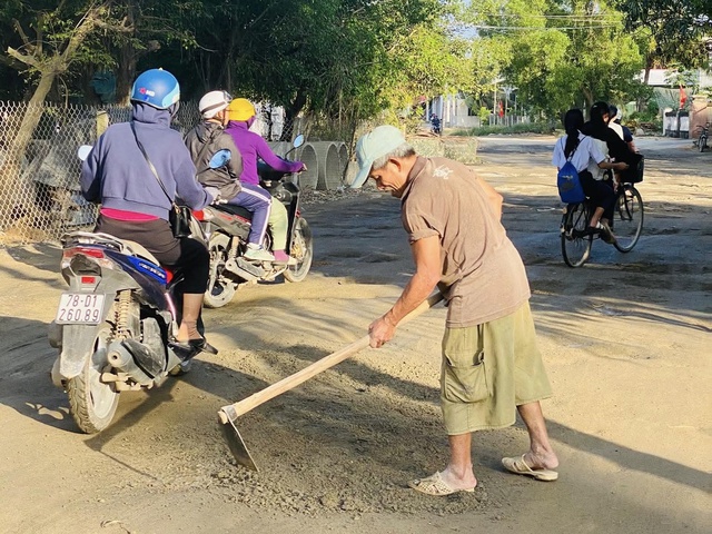 Người đàn ông miệt mài vá đường nông thôn - Ảnh 1.