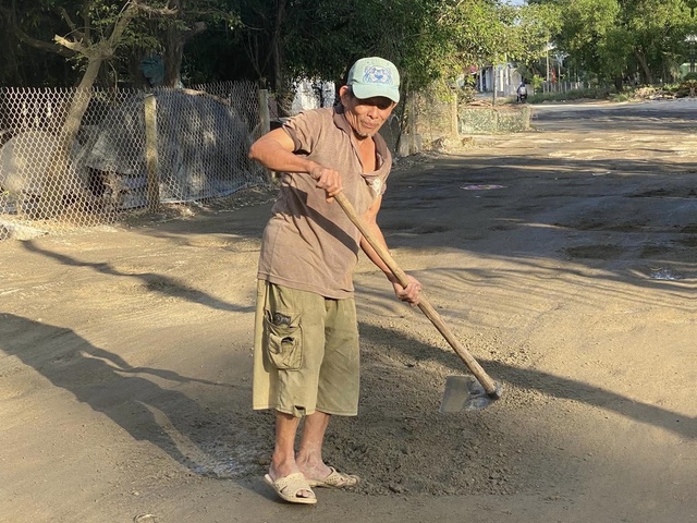 Người đàn ông miệt mài vá đường nông thôn - Ảnh 2.