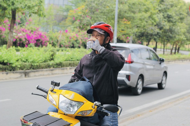 TP.HCM nghĩa tình: 'Long quận 9, tiêu chí giúp người qua đường 0 đồng'- Ảnh 4.