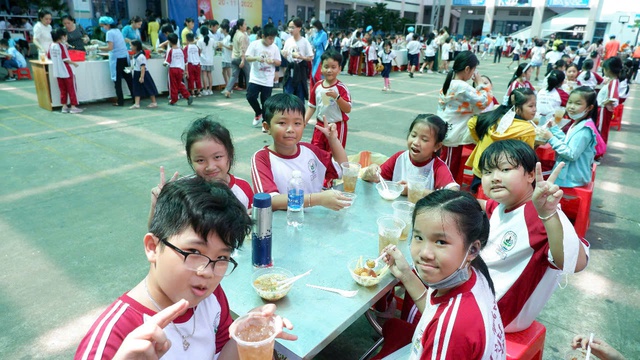 Trường học có ngày thứ sáu trang phục tự do, ăn trưa 'không cơm' - Ảnh 6.