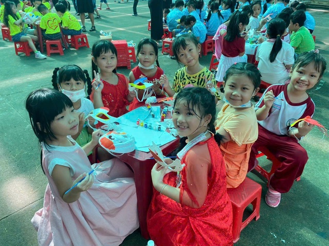 Trường học có ngày thứ sáu trang phục tự do, ăn trưa 'không cơm' - Ảnh 1.
