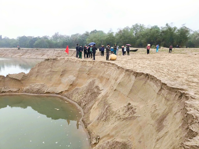 Người dân Nghệ An phản đối khai thác cát gây sạt lở sông Lam - Ảnh 2.