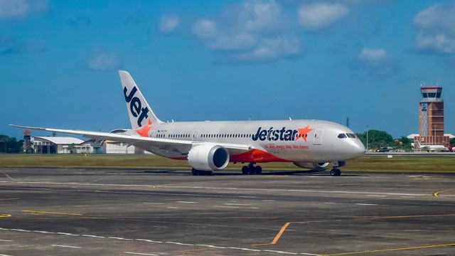 Hành khách gây rối mở cửa máy bay Jetstar , chuyến bay phải quay đầu - Ảnh 1. Hành khách gây rối mở cửa máy bay Jetstar , chuyến bay phải quay đầu - Ảnh 1.