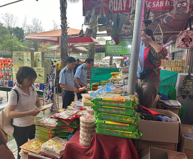 Tăng cường chống hàng giả, chặt chém du khách tại Đền Hùng - Ảnh 1.