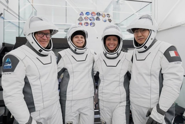 Nhà đầu tư Bitcoin khám phá 2 địa cực cùng SpaceX trên qũy đạo - Ảnh 1.