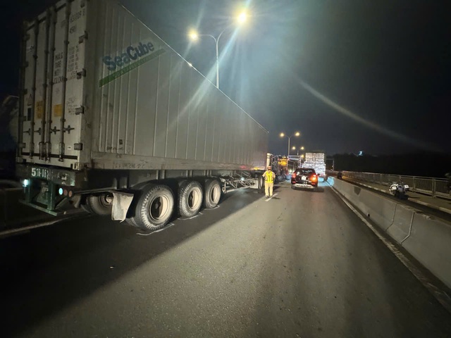 Tai nạn liên hoàn 5 ô tô trên cầu Phú Mỹ ở Thủ Đức- Ảnh 2. Tai nạn liên hoàn 5 ô tô trên cầu Phú Mỹ ở Thủ Đức- Ảnh 2.