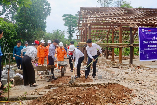 Điện lực Quảng B&igrave;nh tặng 5 ng&ocirc;i nh&agrave; t&igrave;nh nghĩa - Ảnh 2.